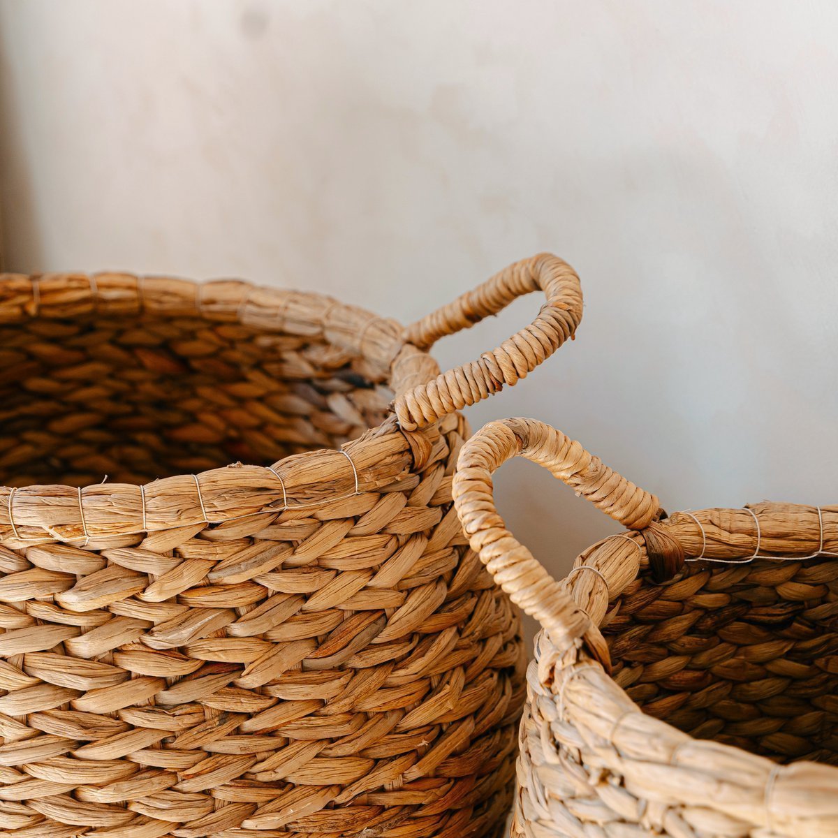 natuurlijke woonaccessoires van waterhyacint in warm interieur - BUVV Home