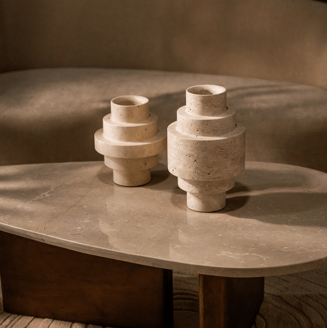 Travertine woonaccessoires in warm beige interieur - BUVV Home